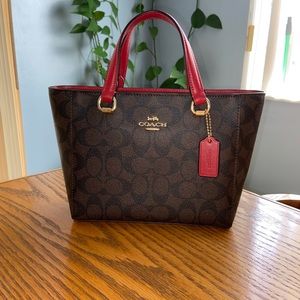 This is a brand new coach bag that has not been used.